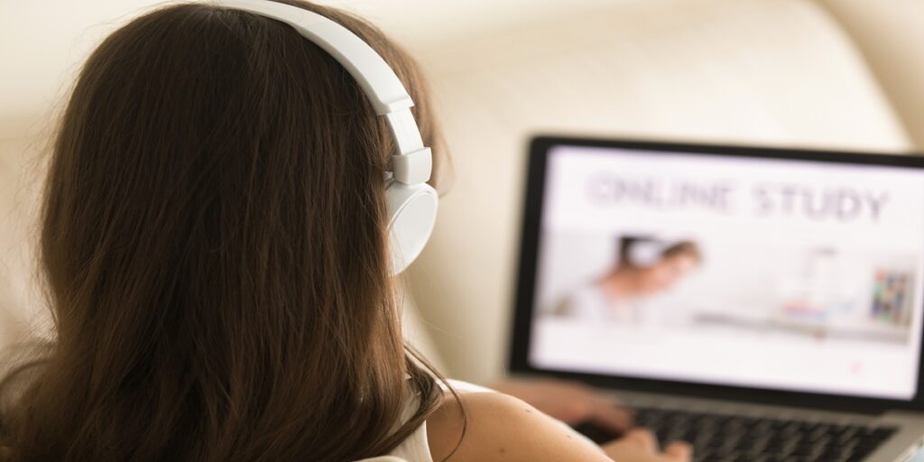 Cursos Online Gratuitos: Abrindo portas para seu futuro 28 aluna escolhendo o curso para aprender a distancia